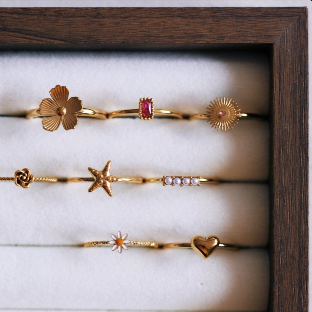 Minimalistischer Ring mit einer kleinen Blume