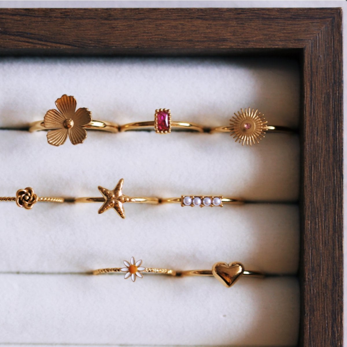 Minimalistischer Ring mit einer kleinen Blume