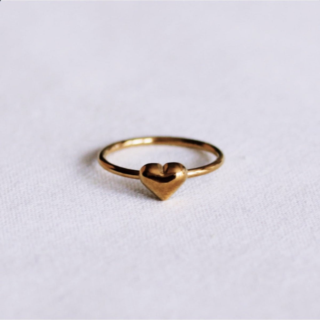 Minimalistischer Ring mit kugelförmigem Herz – Gold