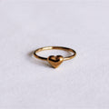 Minimalistischer Ring mit kugelförmigem Herz – Gold