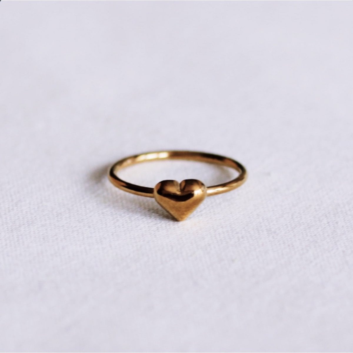 Minimalistischer Ring mit kugelförmigem Herz – Gold