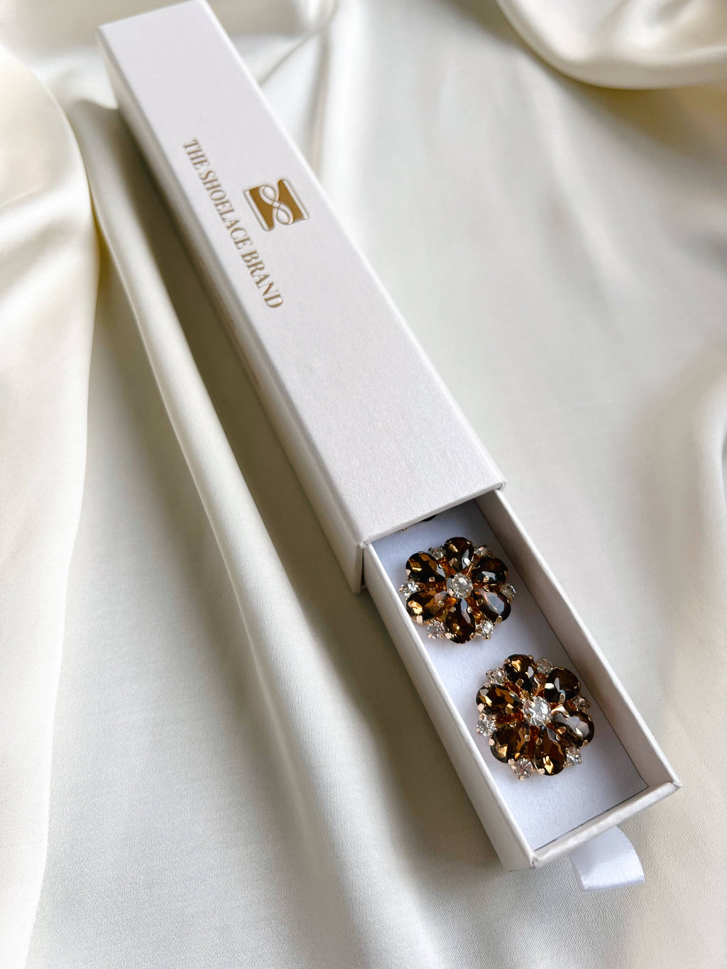 Erika – Braune Perlenblumenknopf-Charms Gold (6 Stk.)