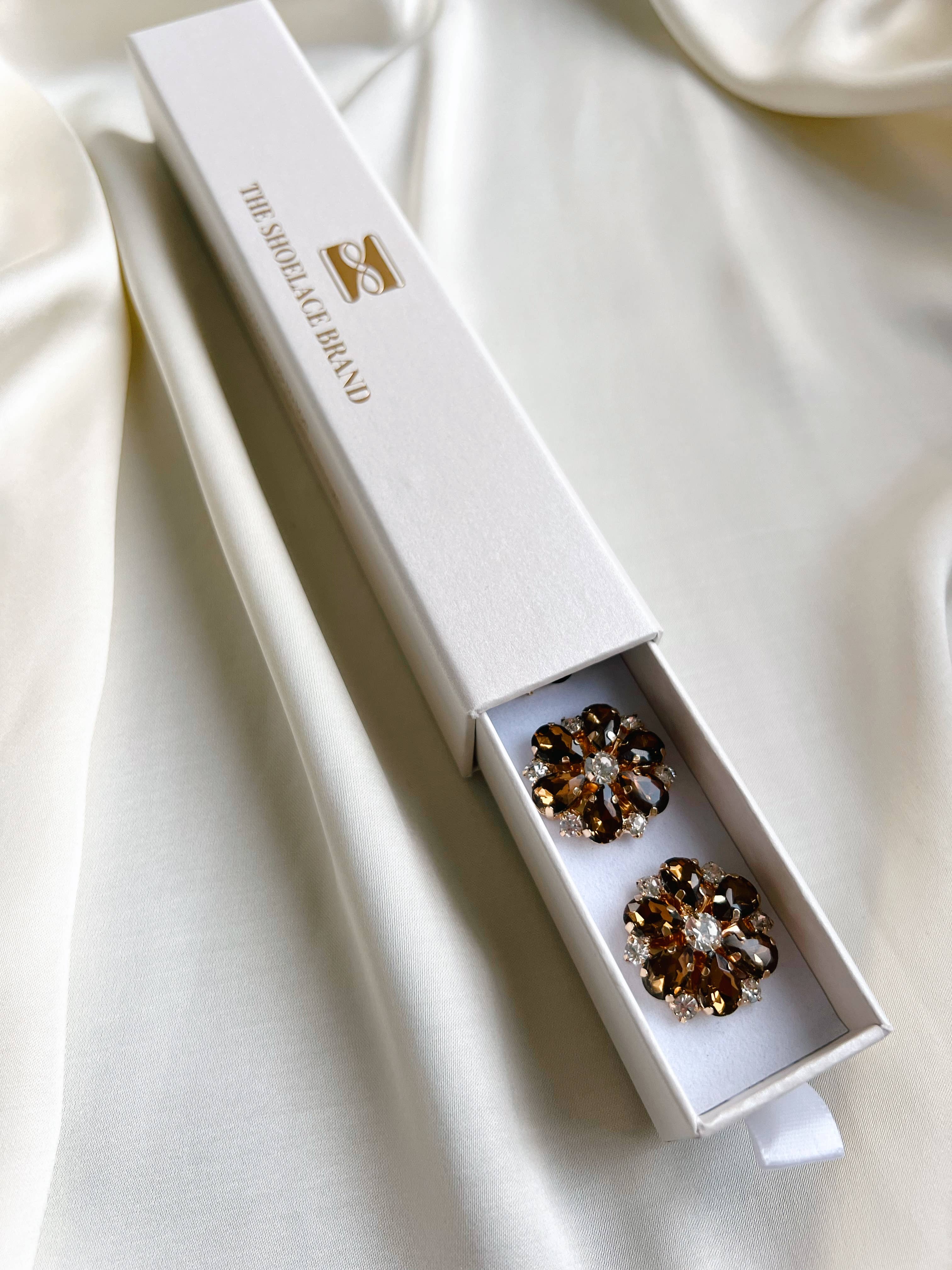 Erika – Braune Perlenblumenknopf-Charms Gold (6 Stk.)