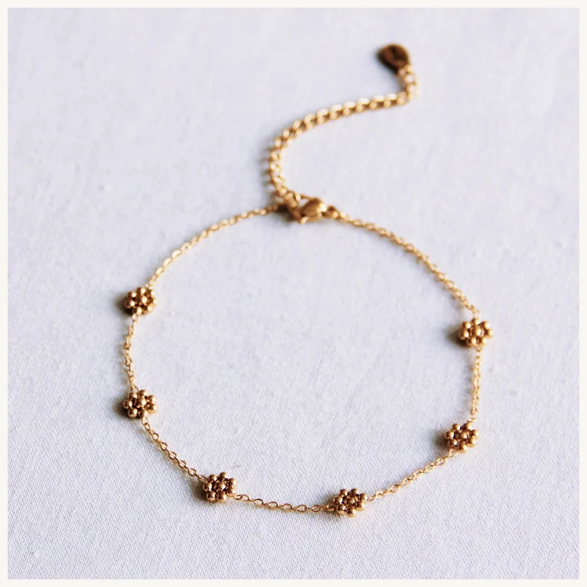 Feines Fußkettchen mit Gänseblümchen – Gold