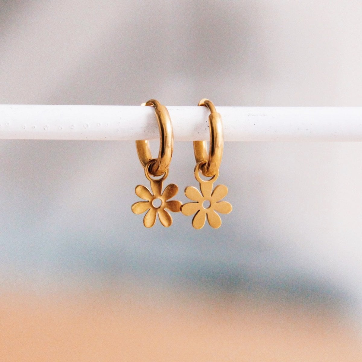 Ohrringe aus Edelstahl mit Gänseblümchenblume - Gold