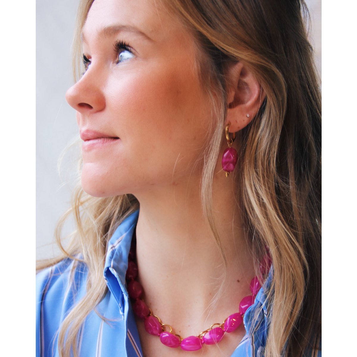 Breiter Creolen mit Nugget-Charm – Fuchsia