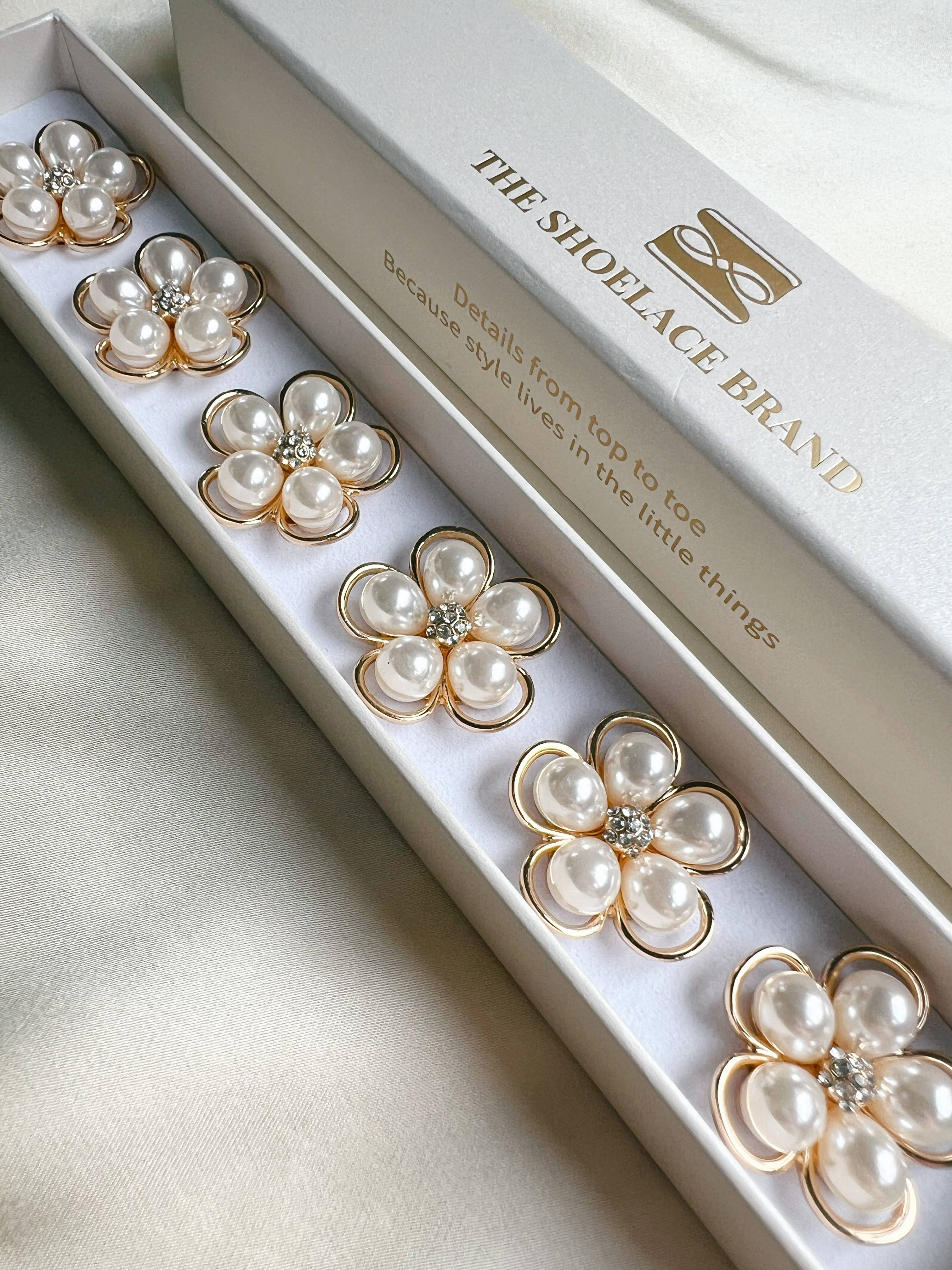 Felicia – Goldgerahmter Perlenblumenknopf Charm Gold (6 Stück)