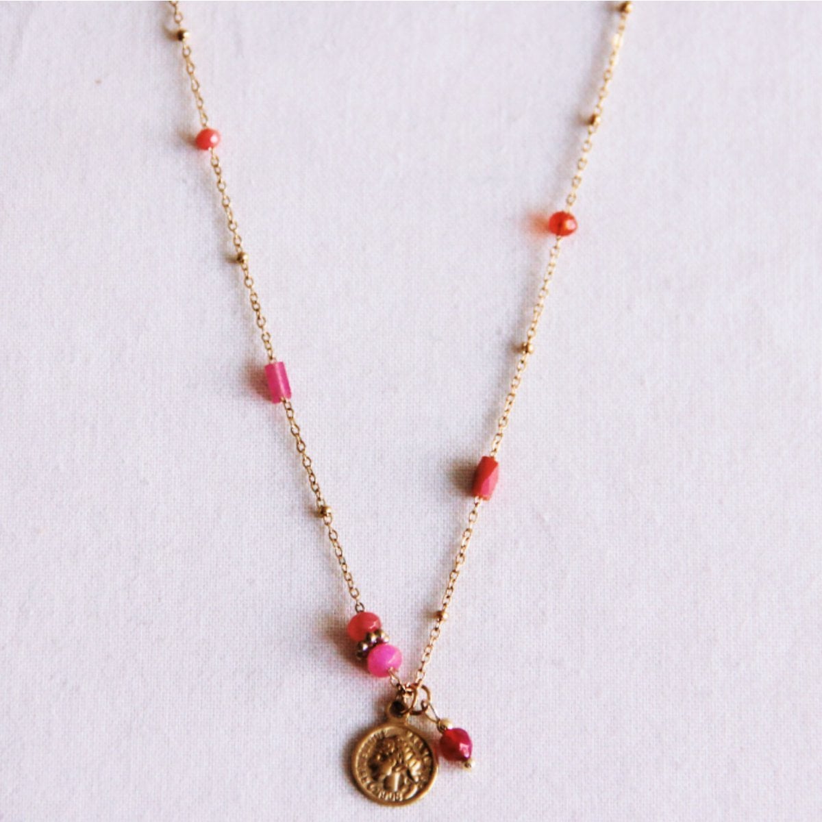 Zarte Kugelkette mit Facetten und Münze - rosa/rot