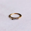 Minimalistischer Ring mit Perlenstab