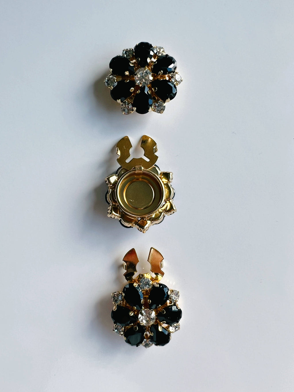 Maja – Schwarzer Glitzernder Blumenknopf Charm Gold (6 Stk.)