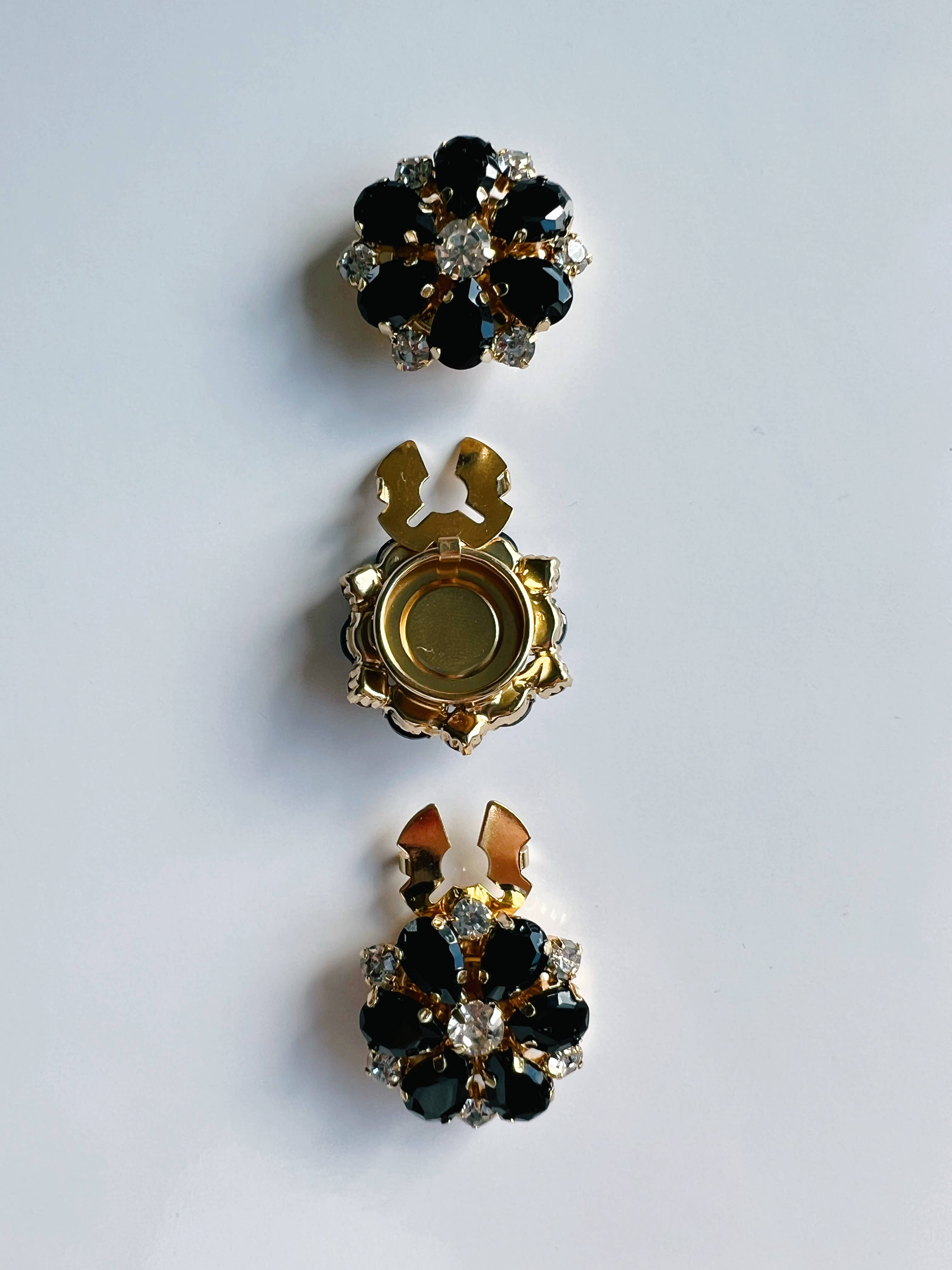 Maja – Schwarzer Glitzernder Blumenknopf Charm Gold (6 Stk.)