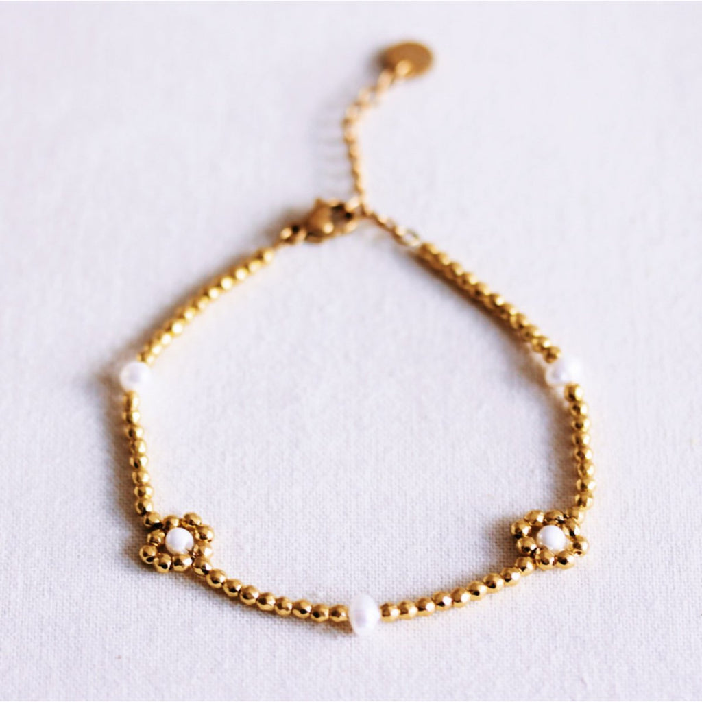 Perlenarmband mit Perlen und Gänseblümchen