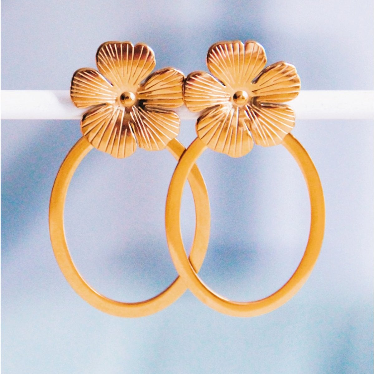 Ovale Statement -Ohrringe mit Blume