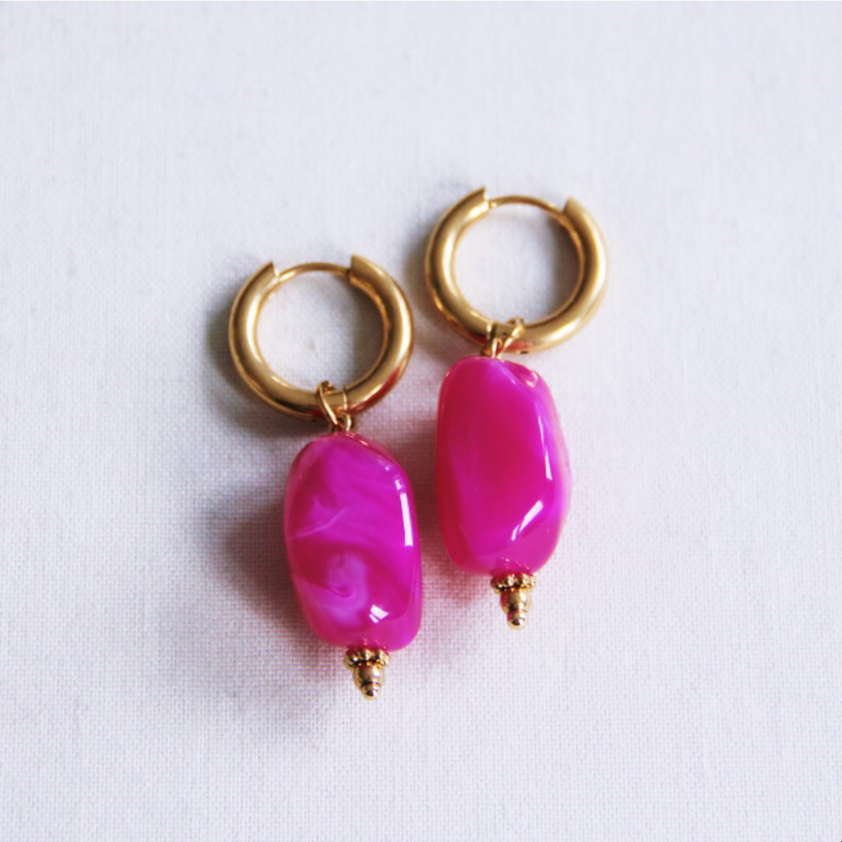 Breiter Creolen mit Nugget-Charm – Fuchsia