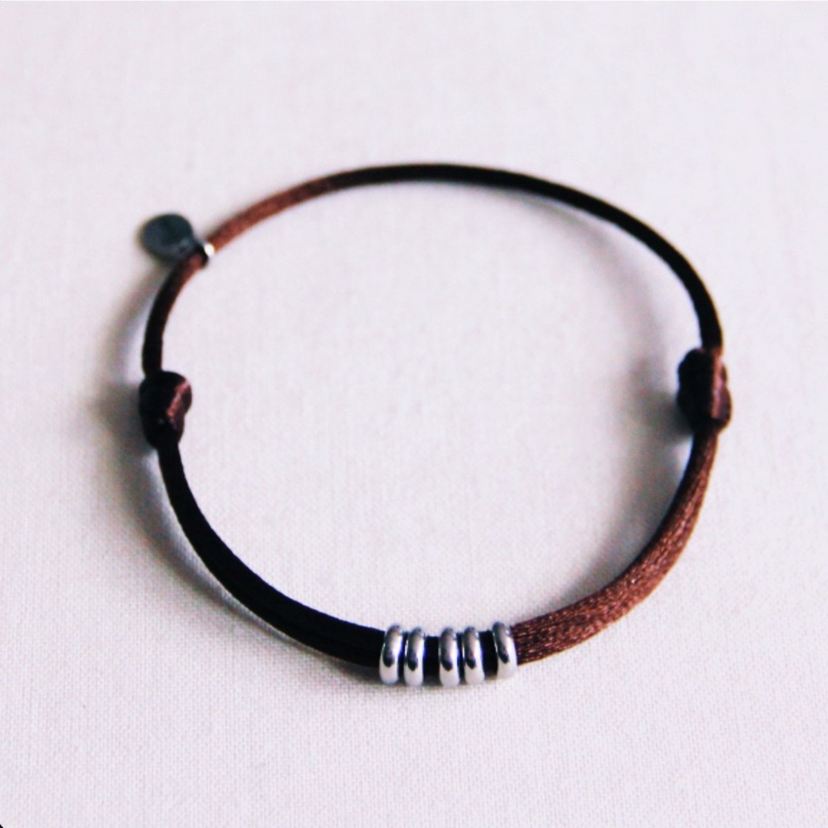 Satinarmband mit Ringen – Dunkelbraun/Silber