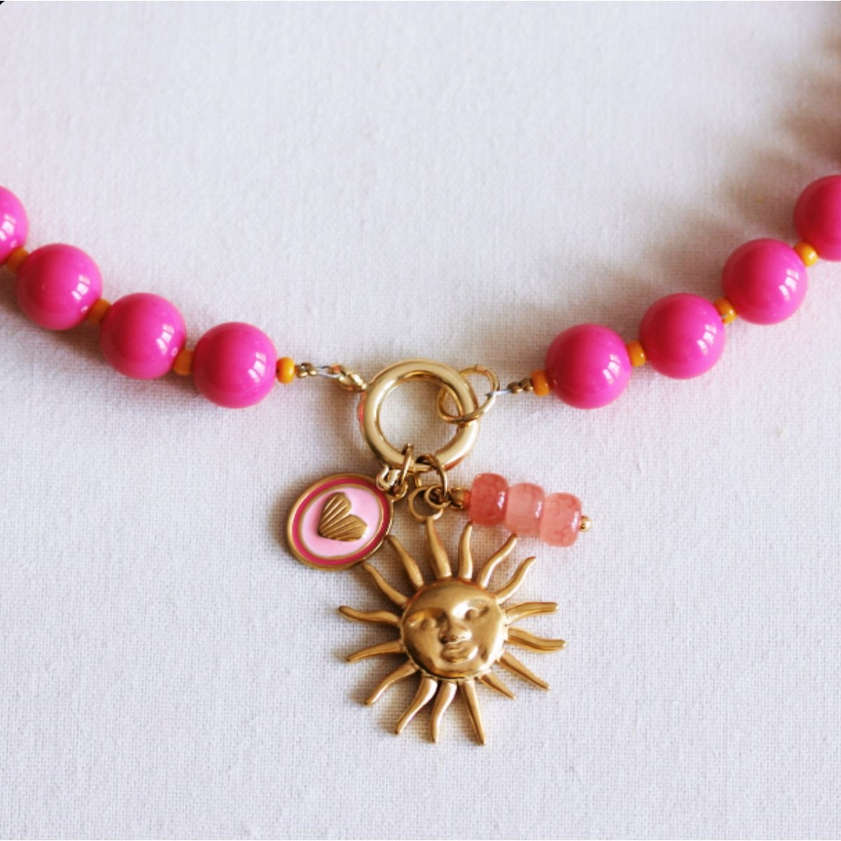 Perlenkette mit Miyuki-Perlen mit Anhängern – Fuchsia/Orange