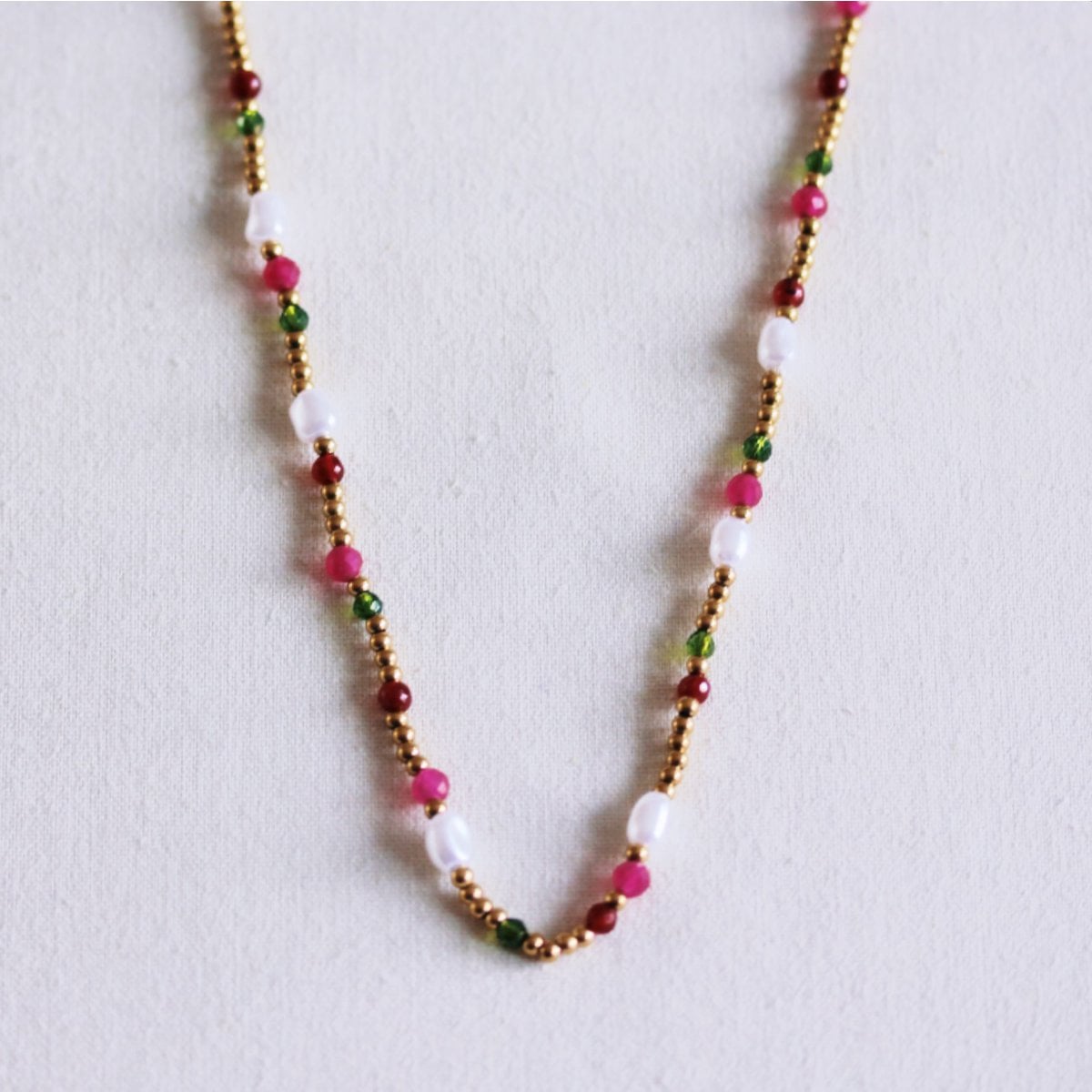 Perlenkette mit Perlen und Facetten - grün/fuchsia/rot