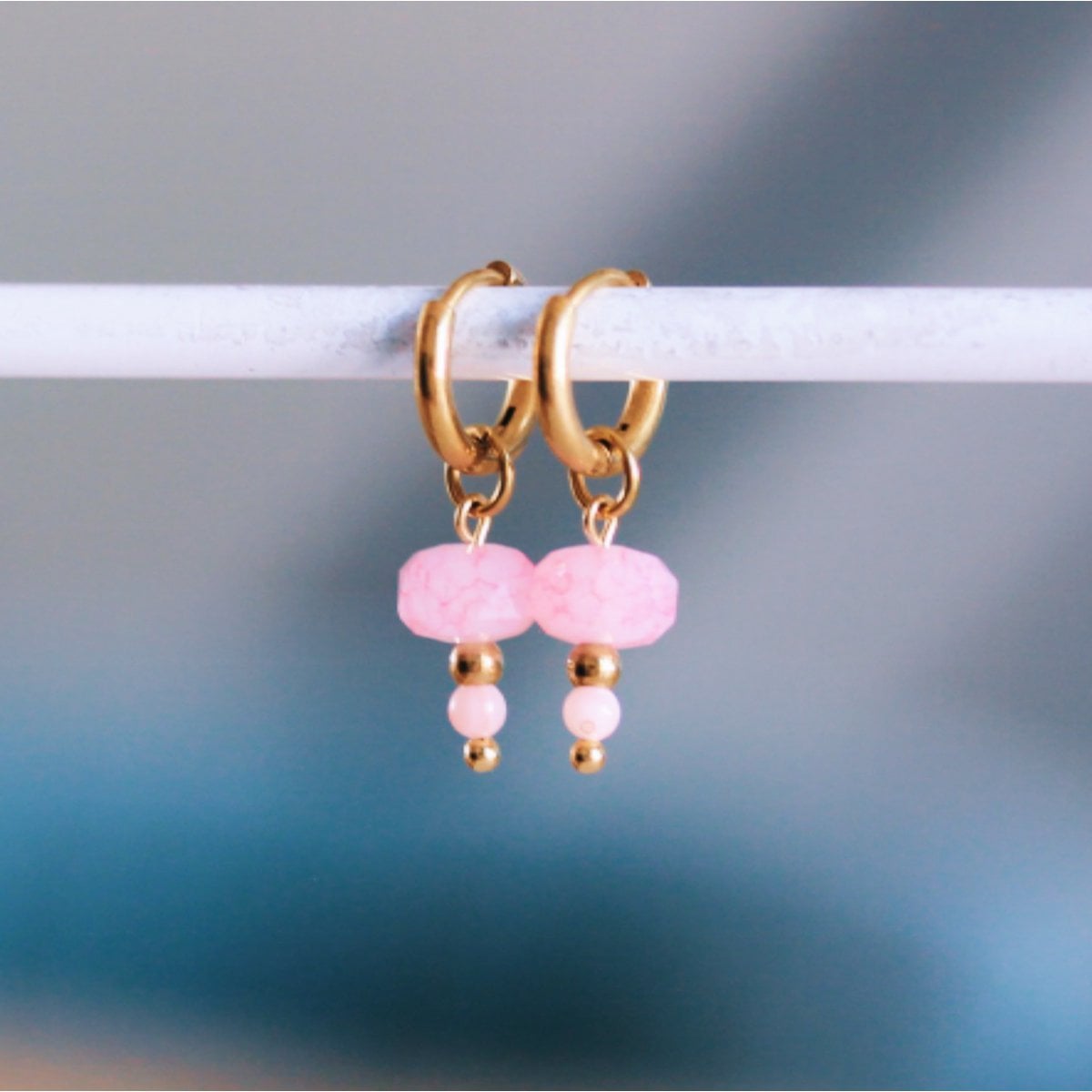 Edelstahl-Creolenohrring mit Facette und Stein – rosa