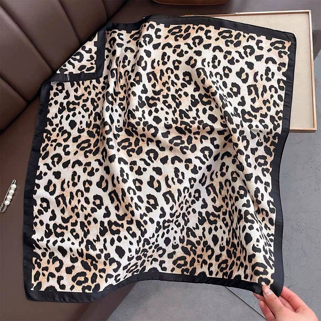 D-1/D-2 Schal aus Seide 70x70 Leopardenmuster: Beige