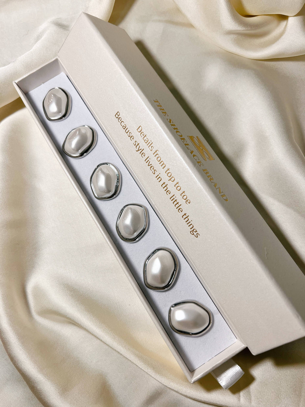 Fei – Asymmetrischer Perlenknopf-Anhänger Silber (6 Stk.)