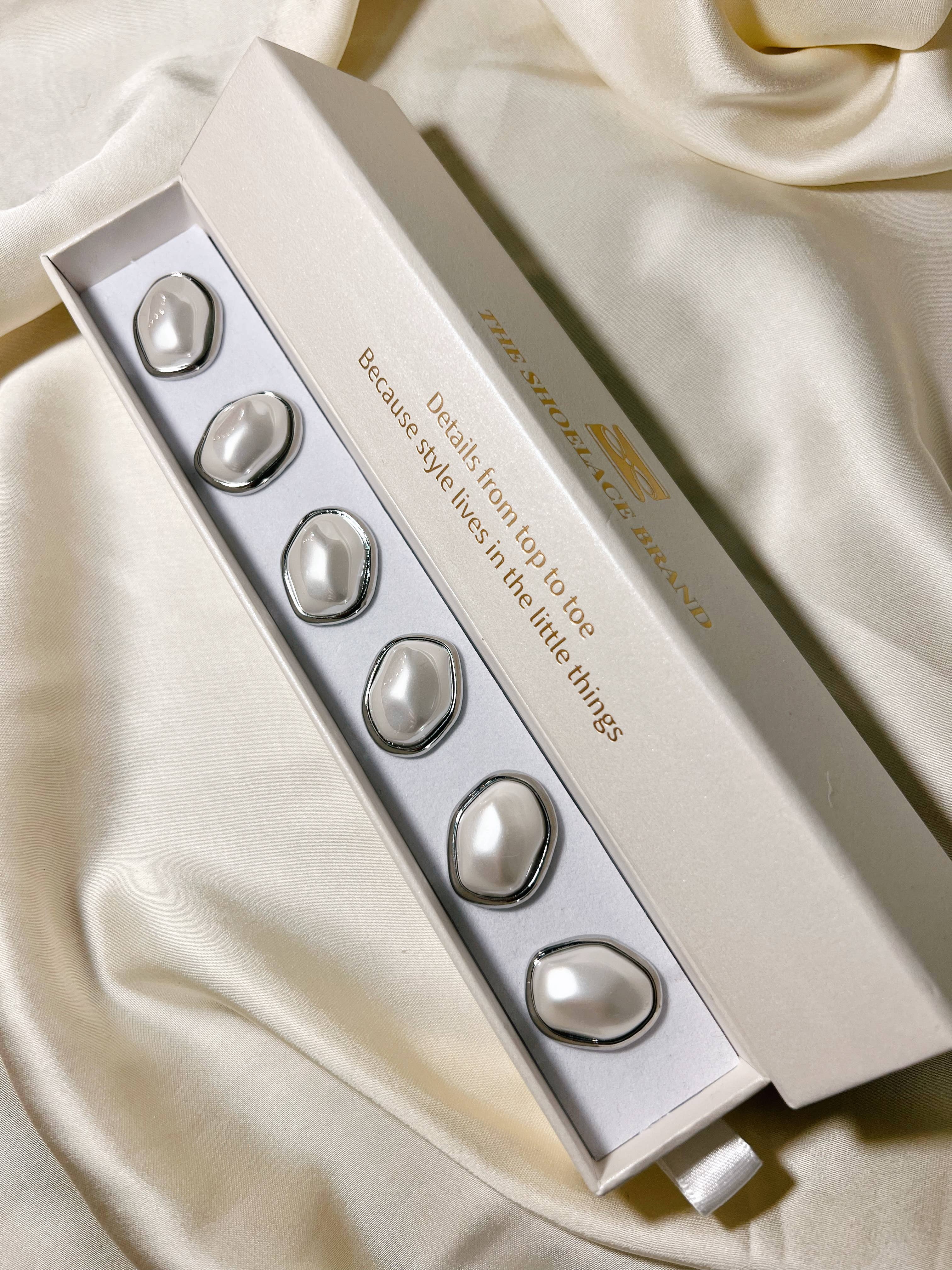 Fei – Asymmetrischer Perlenknopf-Anhänger Silber (6 Stk.)