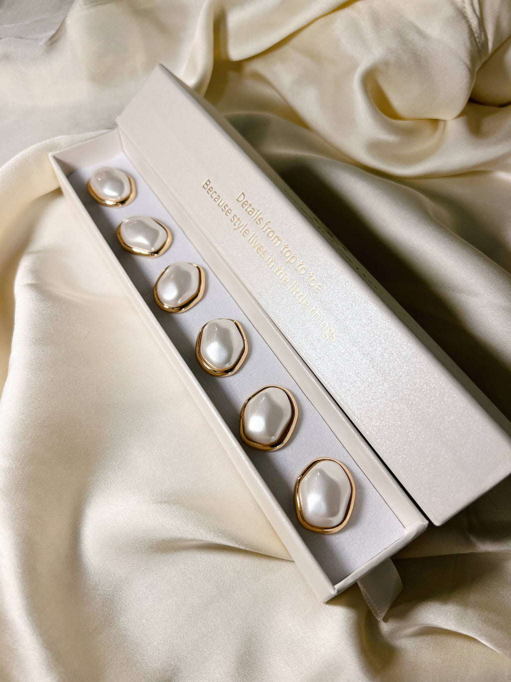 Andrea – Asymmetrischer Perlenknopf-Anhänger Gold (6 Stk.)