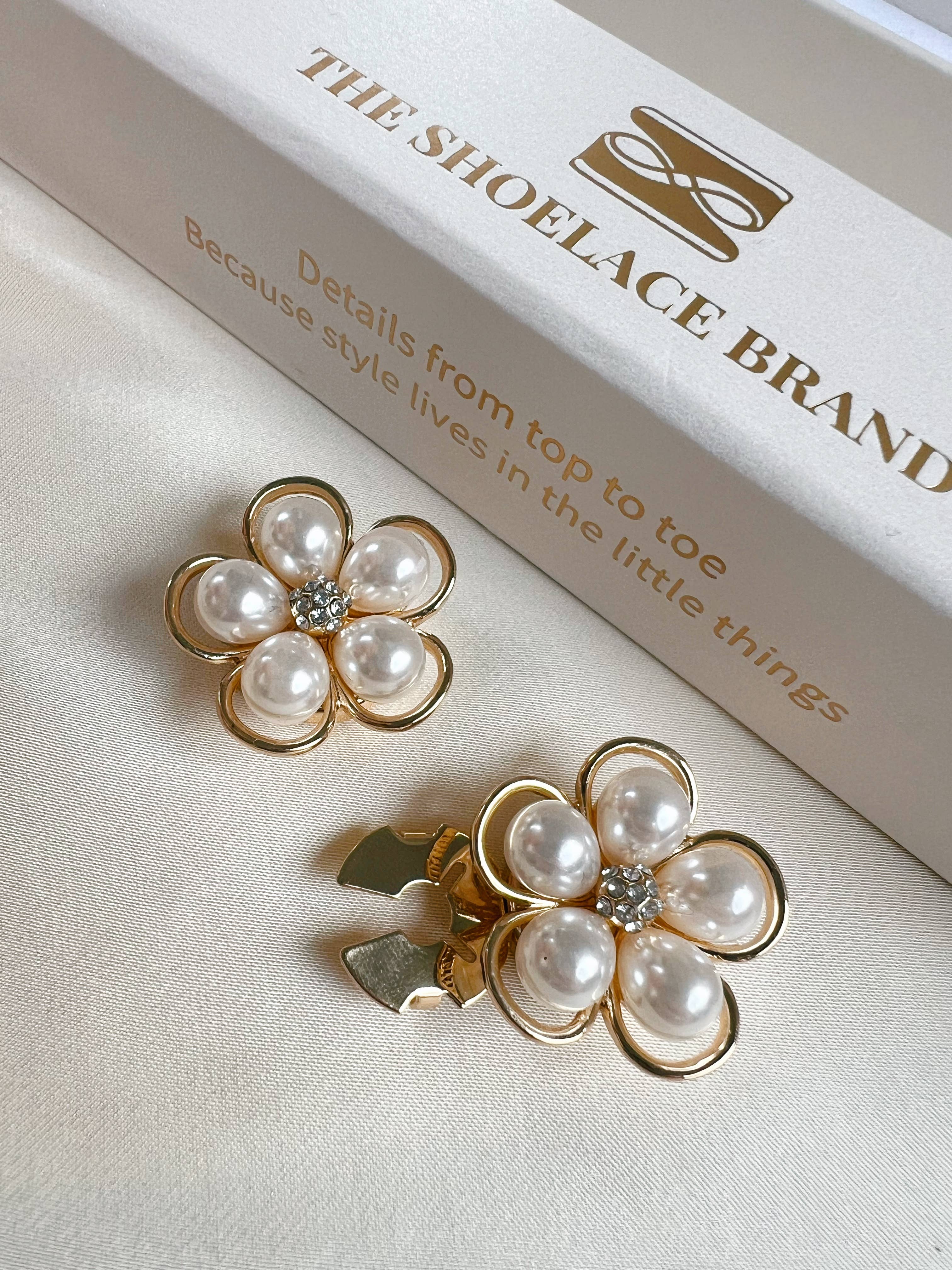 Felicia – Goldgerahmter Perlenblumenknopf Charm Gold (6 Stück)