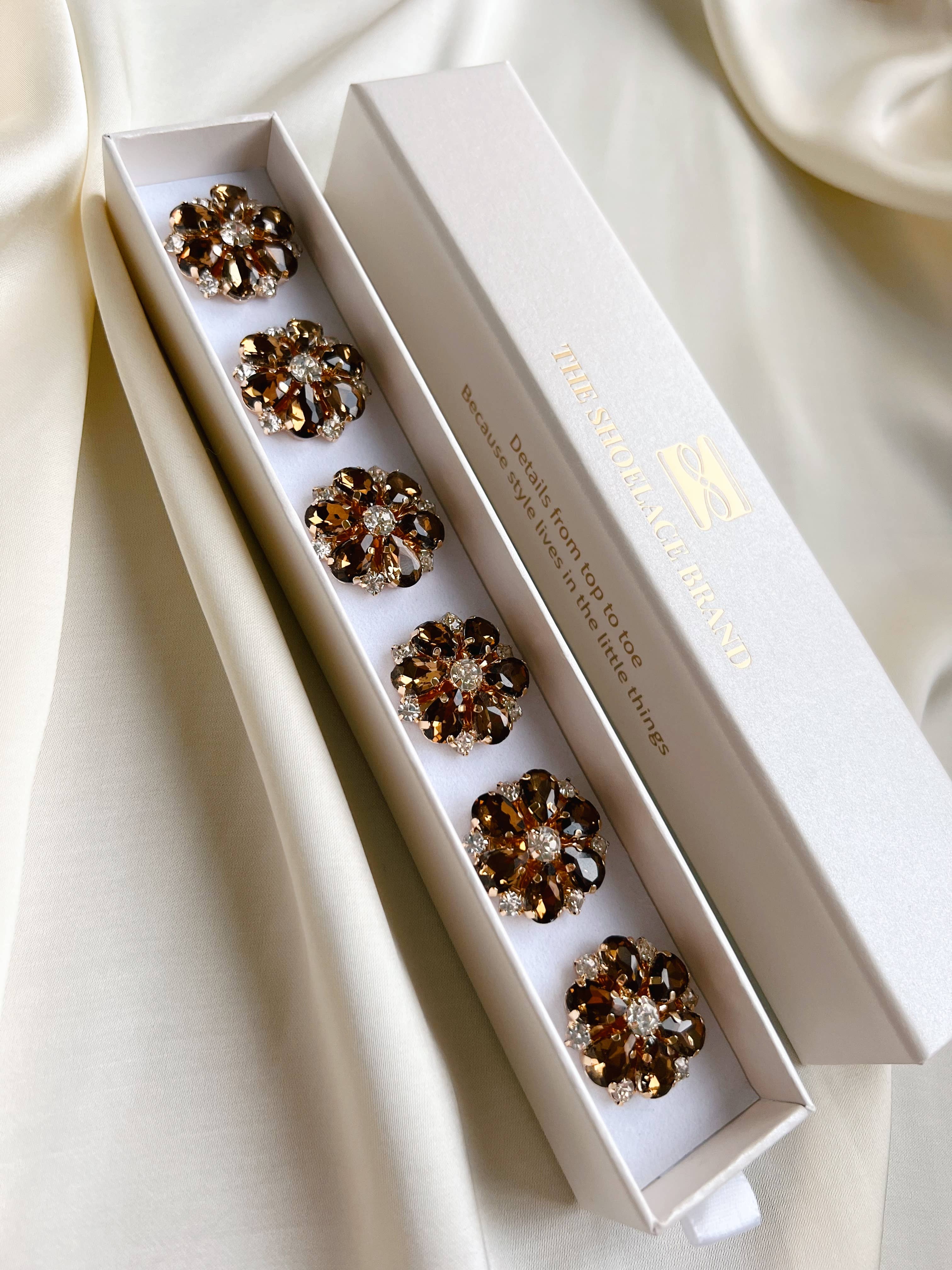 Erika – Braune Perlenblumenknopf-Charms Gold (6 Stk.)