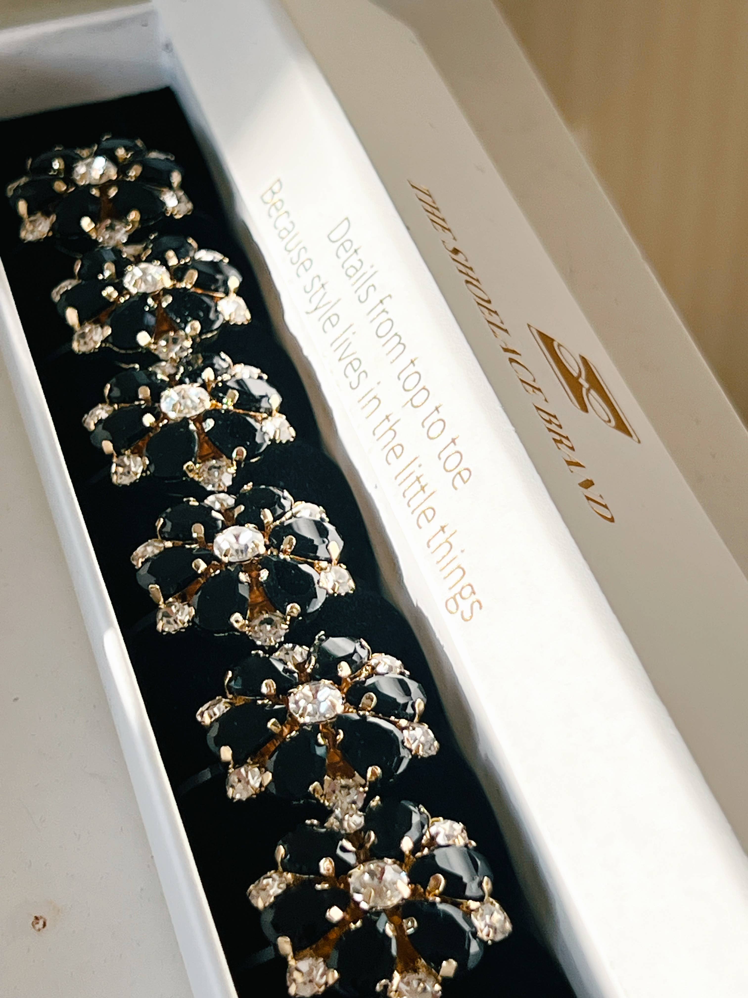 Maja – Schwarzer Glitzernder Blumenknopf Charm Gold (6 Stk.)