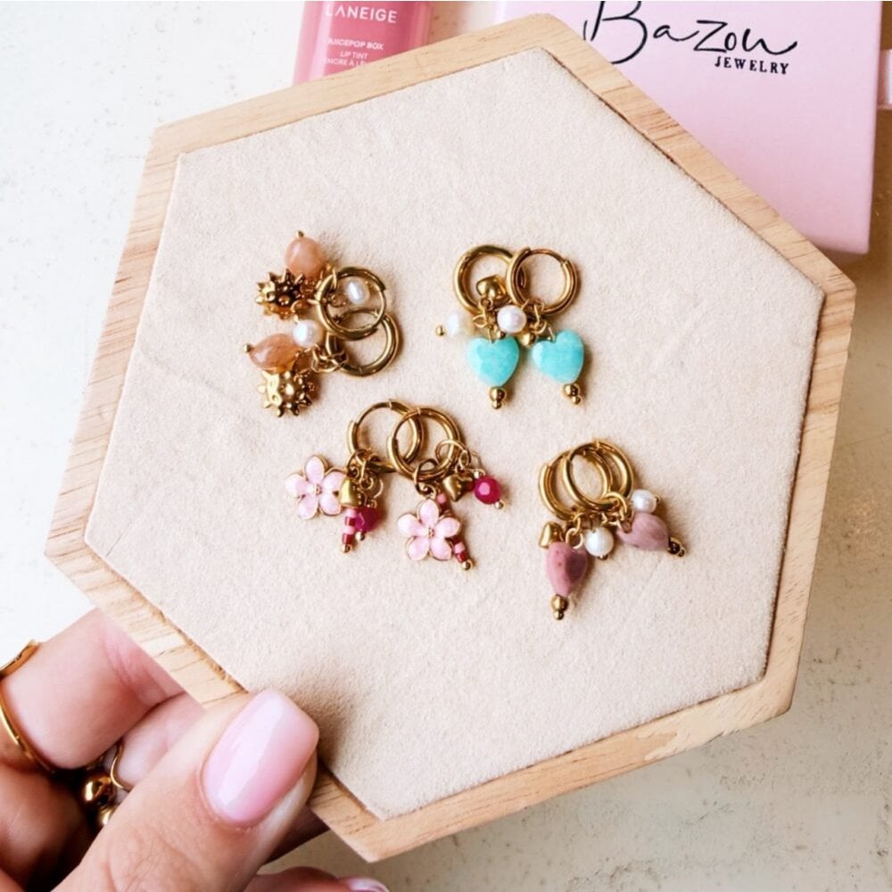 Edelstahl-Creolen mit rosa Blume, Mini-Herz und Steinen – rosa