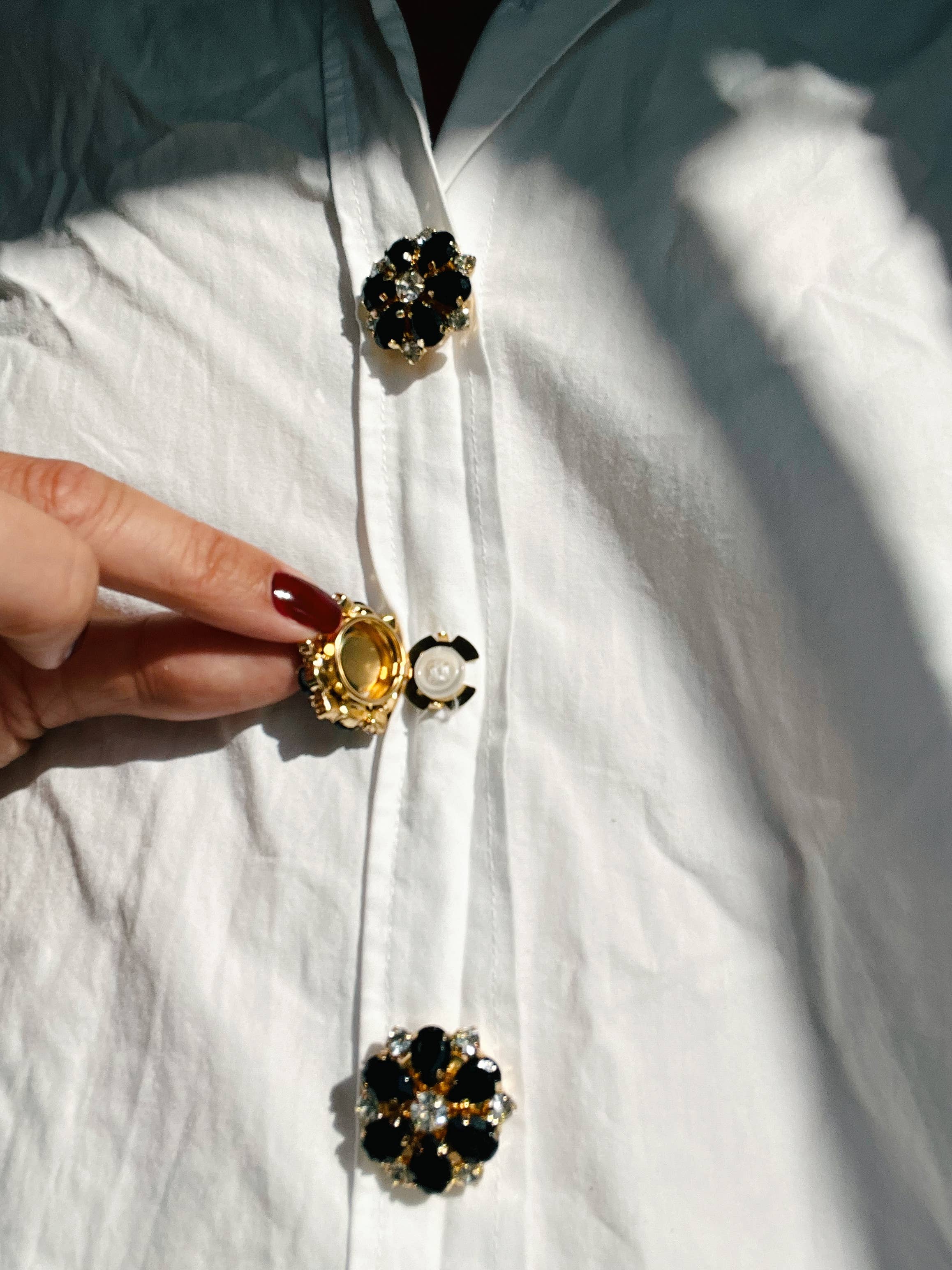 Maja – Schwarzer Glitzernder Blumenknopf Charm Gold (6 Stk.)