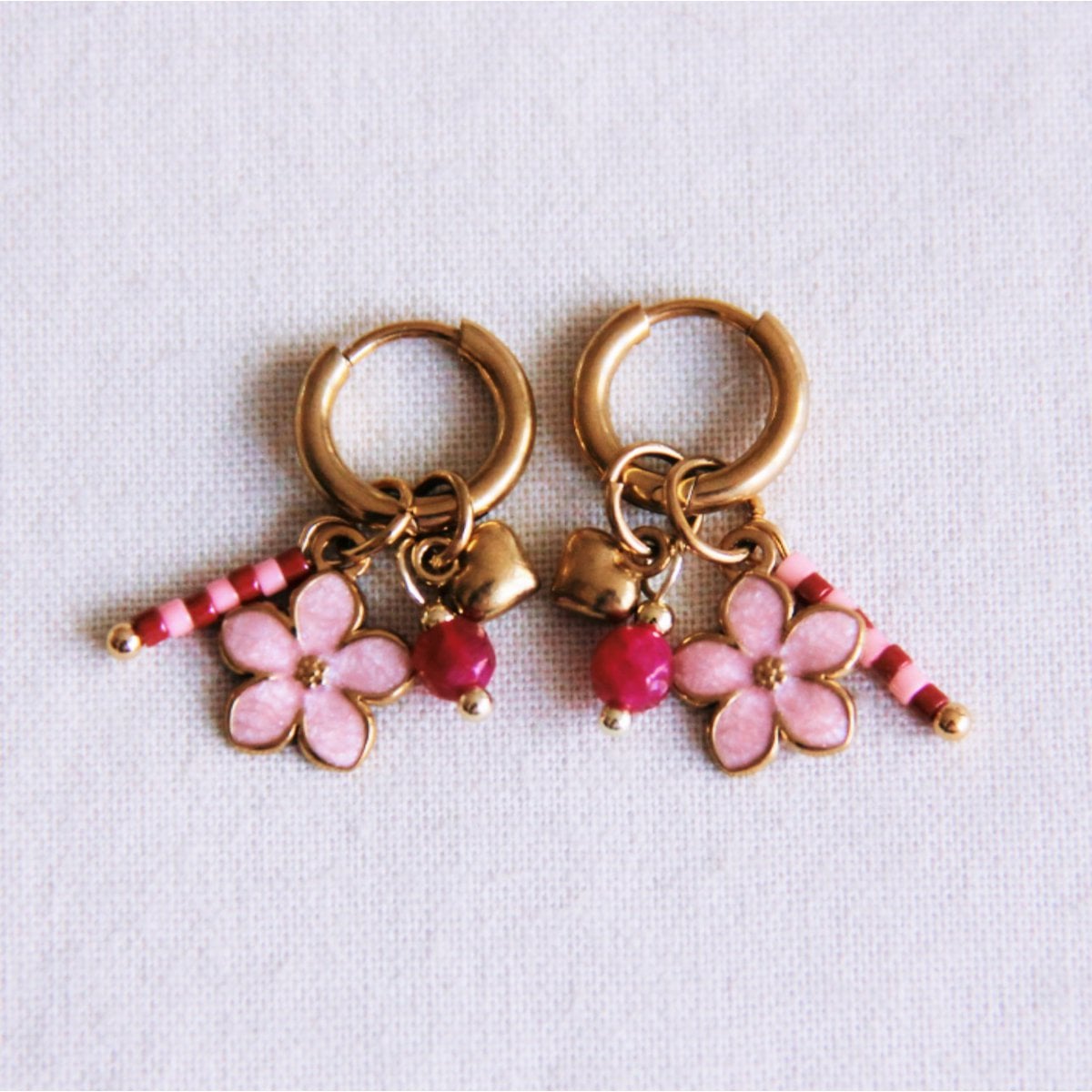 Edelstahl-Creolen mit rosa Blume, Mini-Herz und Steinen – rosa