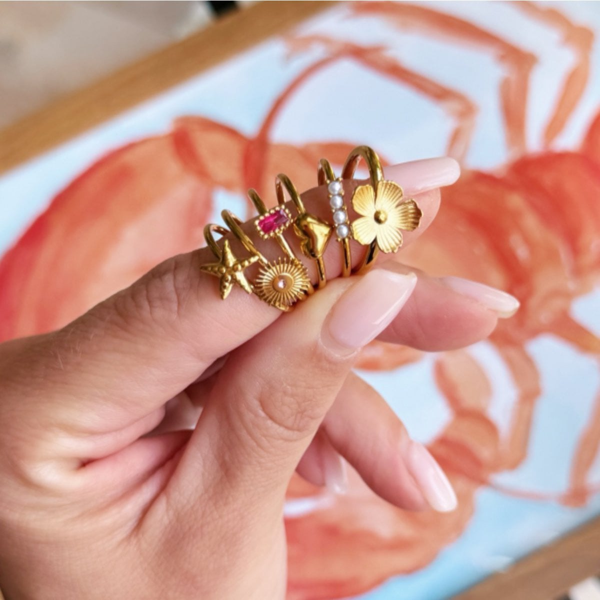 Minimalistischer Ring mit einer kleinen Blume