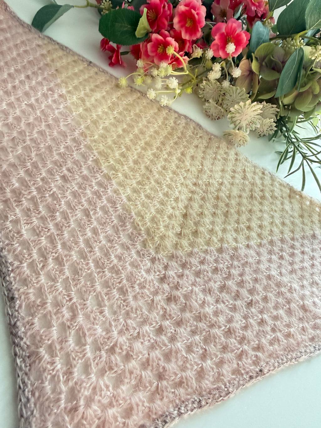 Handgehäkeltes Mini-Dreieckstuch aus Mohair & Seide – Pastell