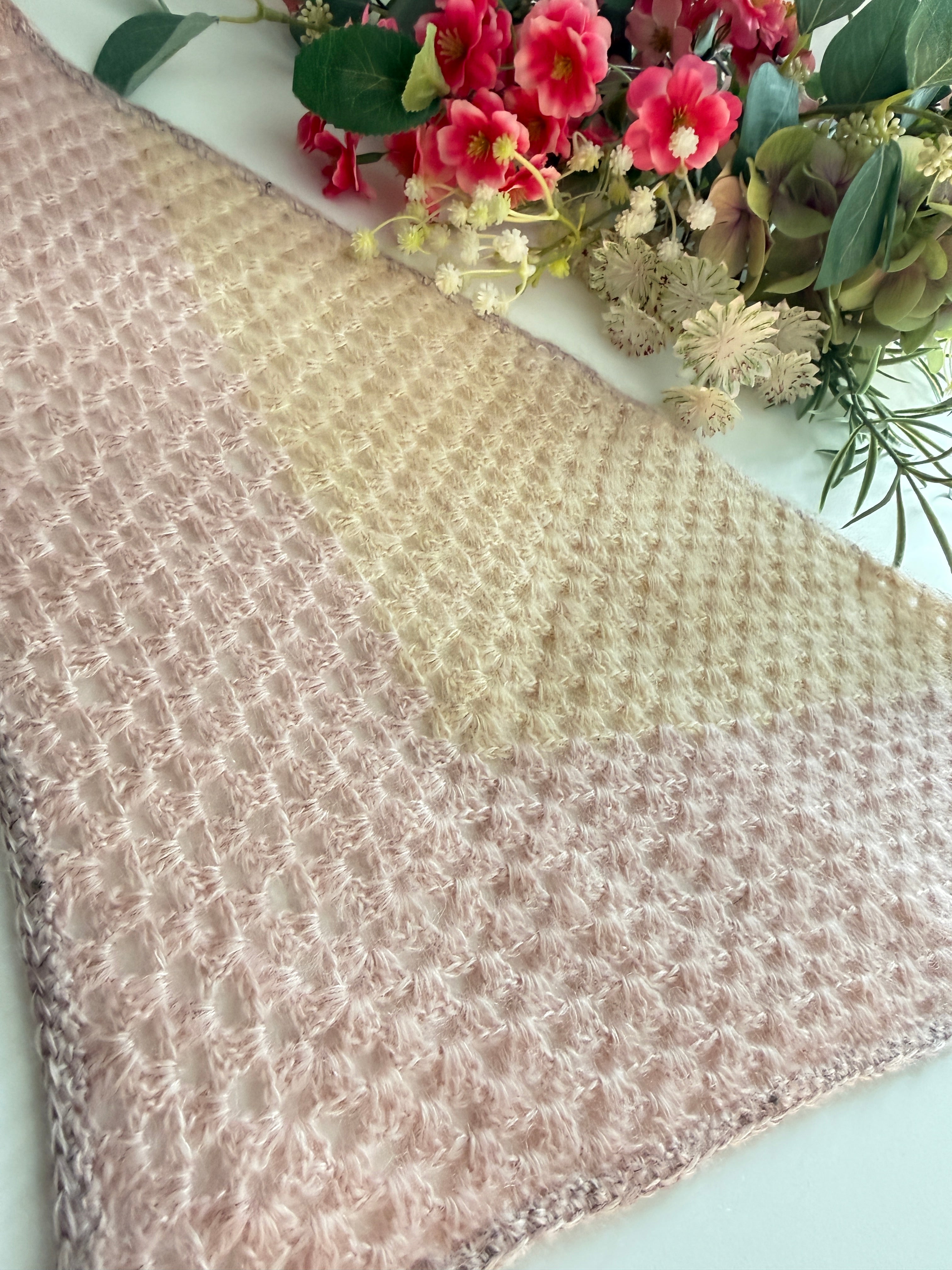 Handgehäkeltes Mini-Dreieckstuch aus Mohair & Seide – Pastell