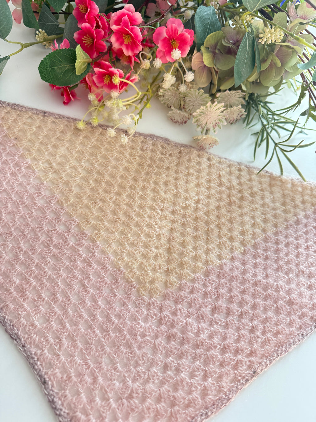 Handgehäkeltes Mini-Dreieckstuch aus Mohair & Seide – Pastell