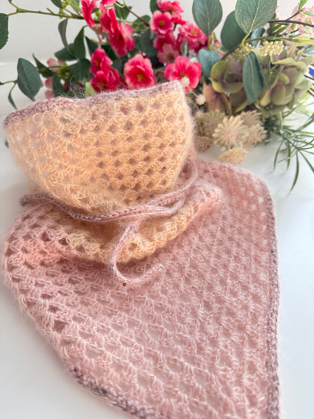 Handgehäkeltes Mini-Dreieckstuch aus Mohair & Seide – Pastell