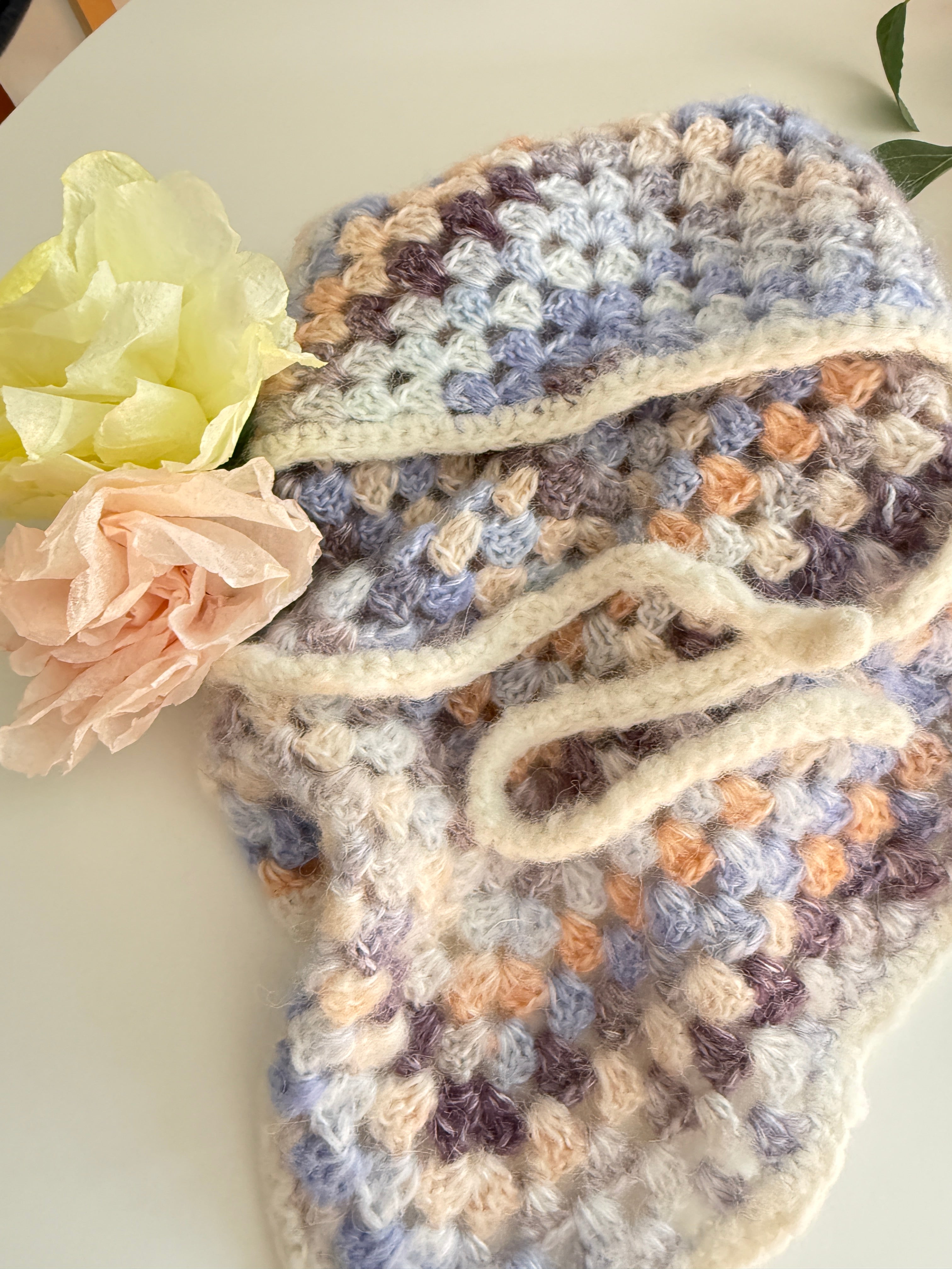 Großes handgehäkeltes Dreieckstuch – Pastell Mix mit Bändern