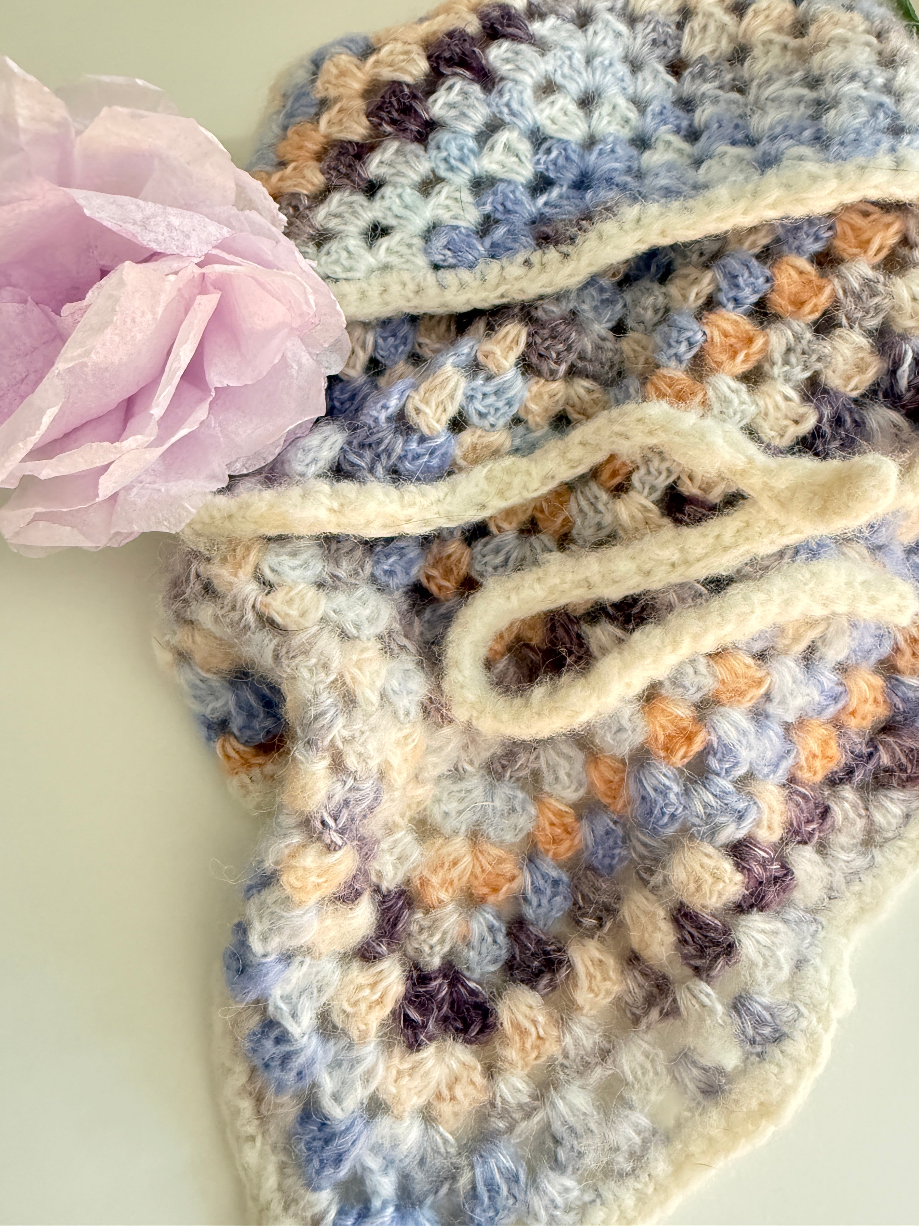 Großes handgehäkeltes Dreieckstuch – Pastell Mix mit Bändern