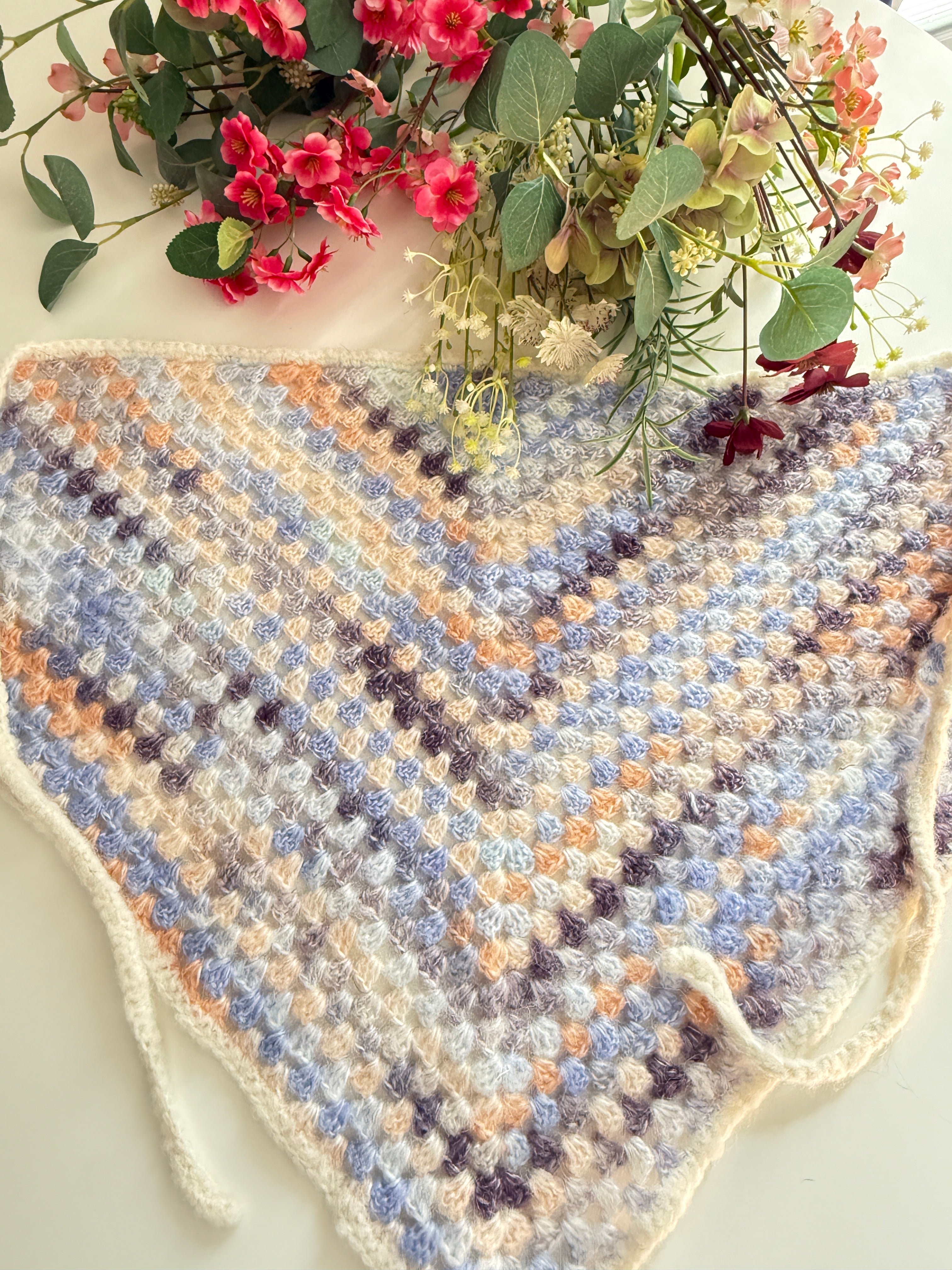 Großes handgehäkeltes Dreieckstuch – Pastell Mix mit Bändern
