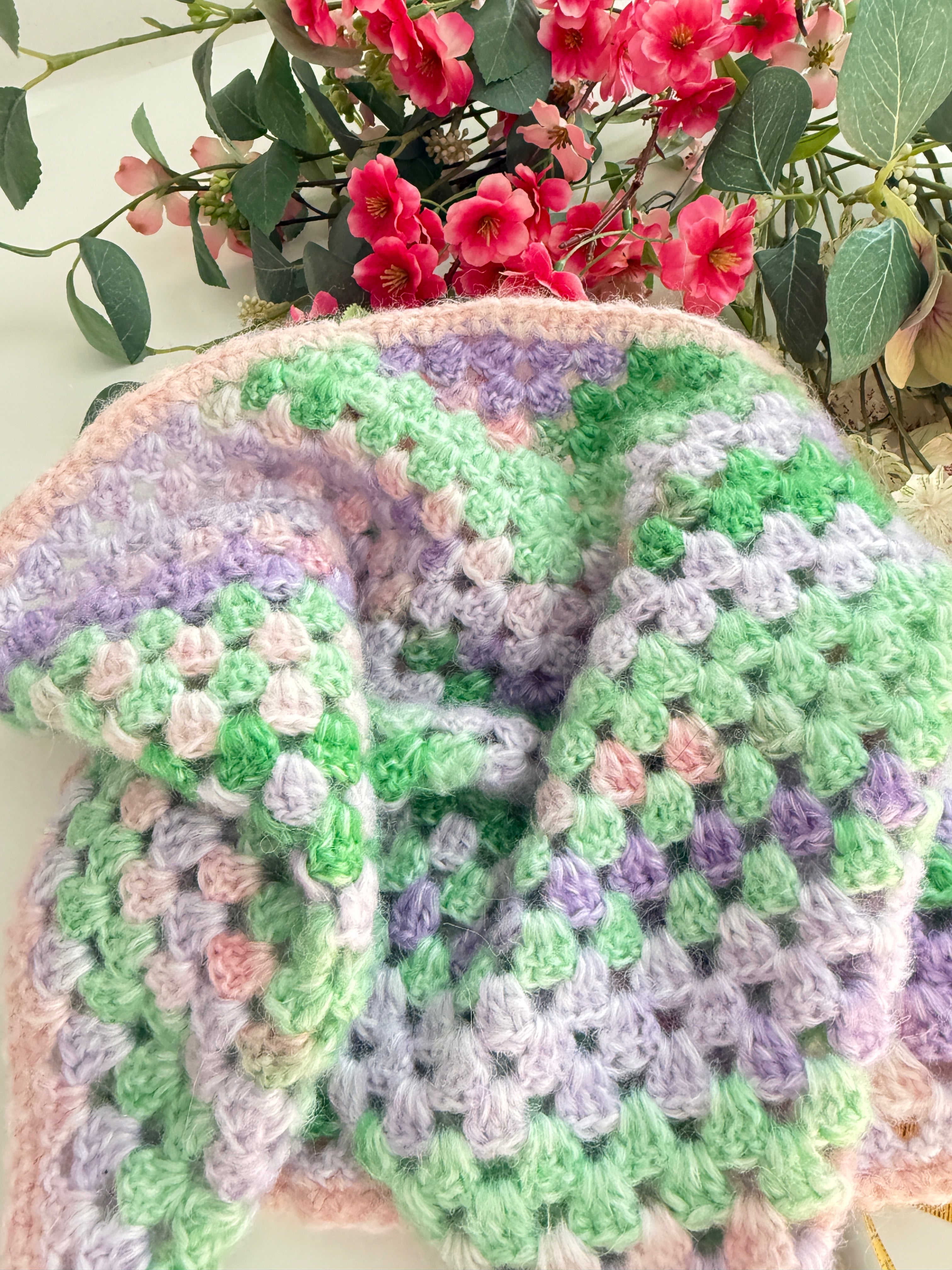 Großes handgehäkeltes Dreieckstuch „Frühlingswiese“ – Pastell Boho Schal mit Bändern