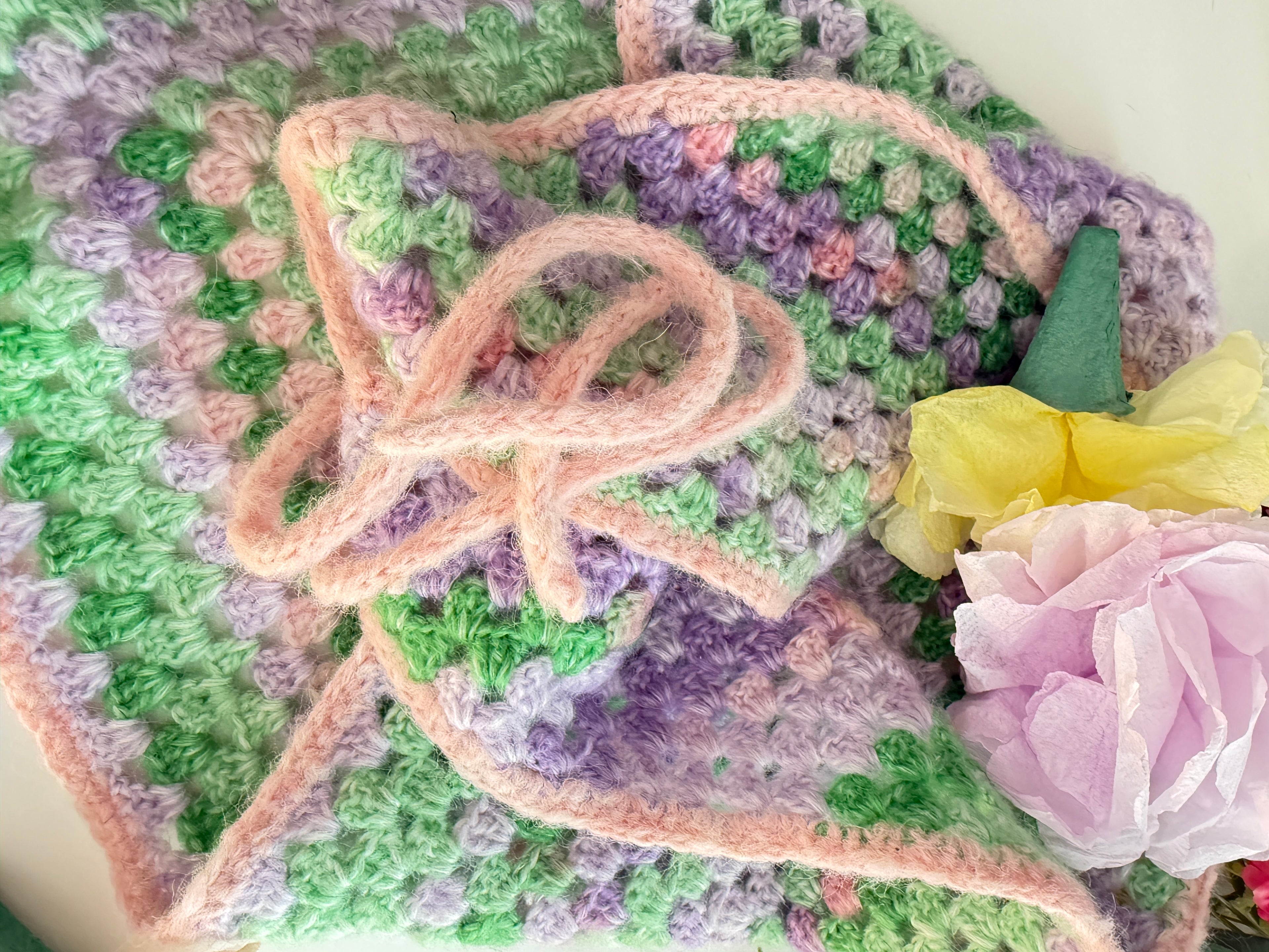 Großes handgehäkeltes Dreieckstuch „Frühlingswiese“ – Pastell Boho Schal mit Bändern