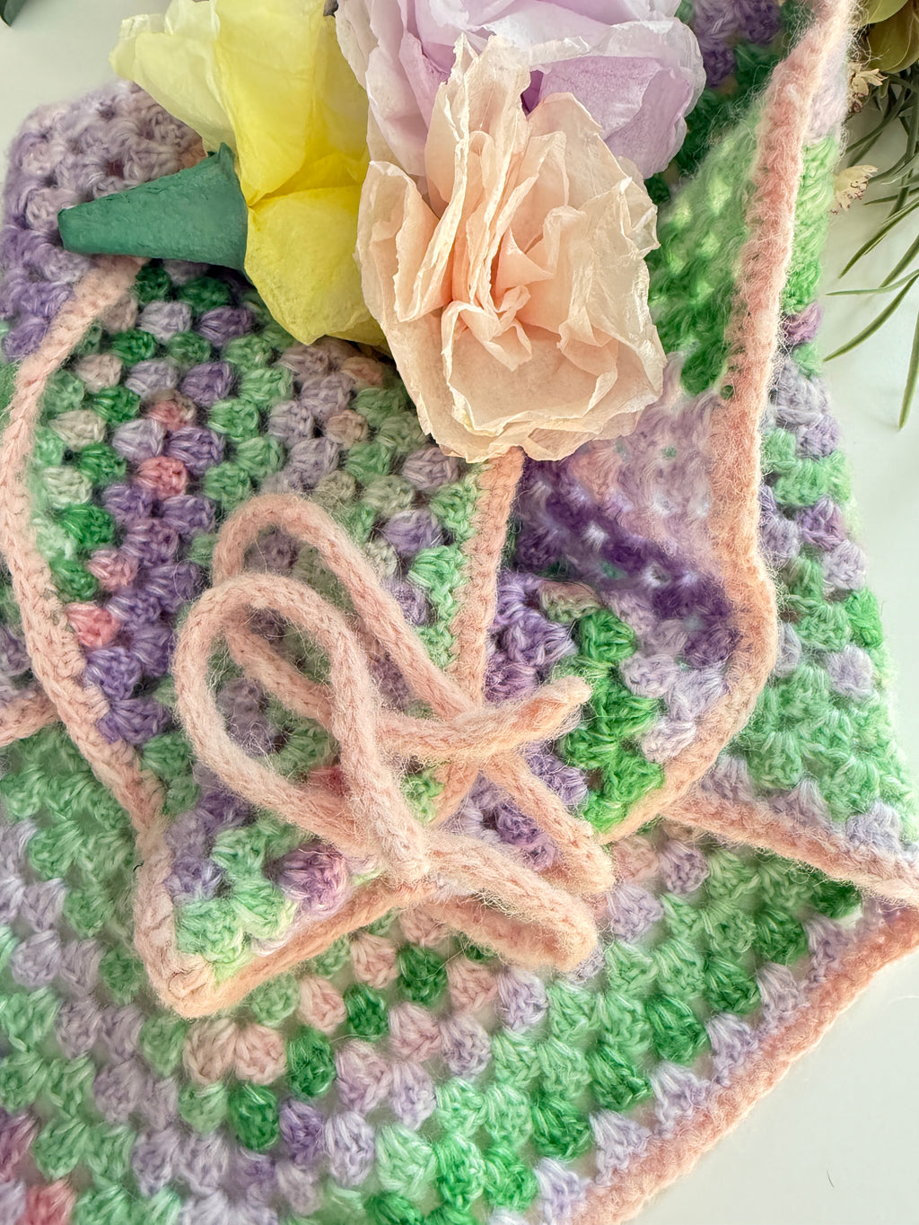 Großes handgehäkeltes Dreieckstuch „Frühlingswiese“ – Pastell Boho Schal mit Bändern