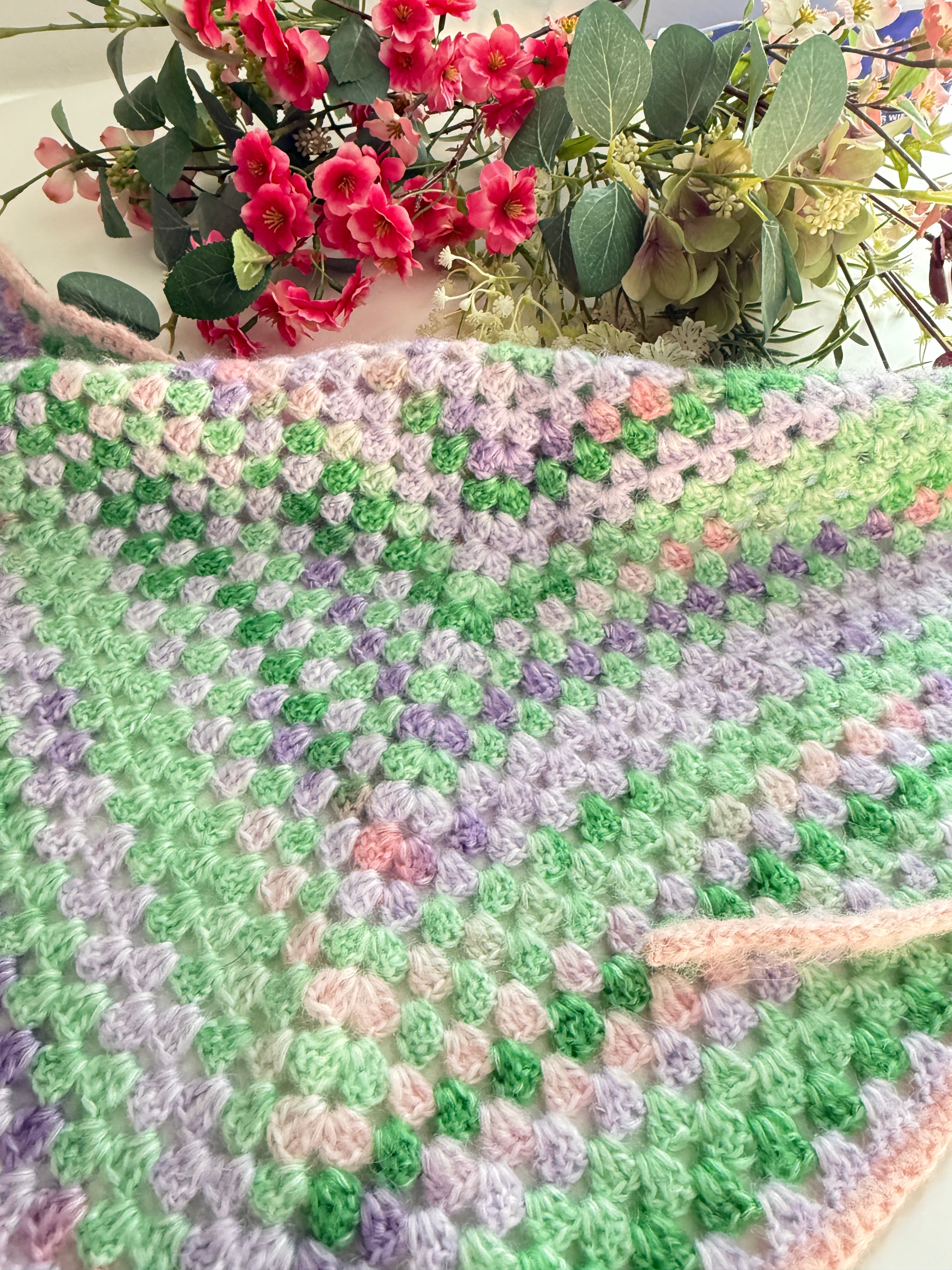 Großes handgehäkeltes Dreieckstuch „Frühlingswiese“ – Pastell Boho Schal mit Bändern