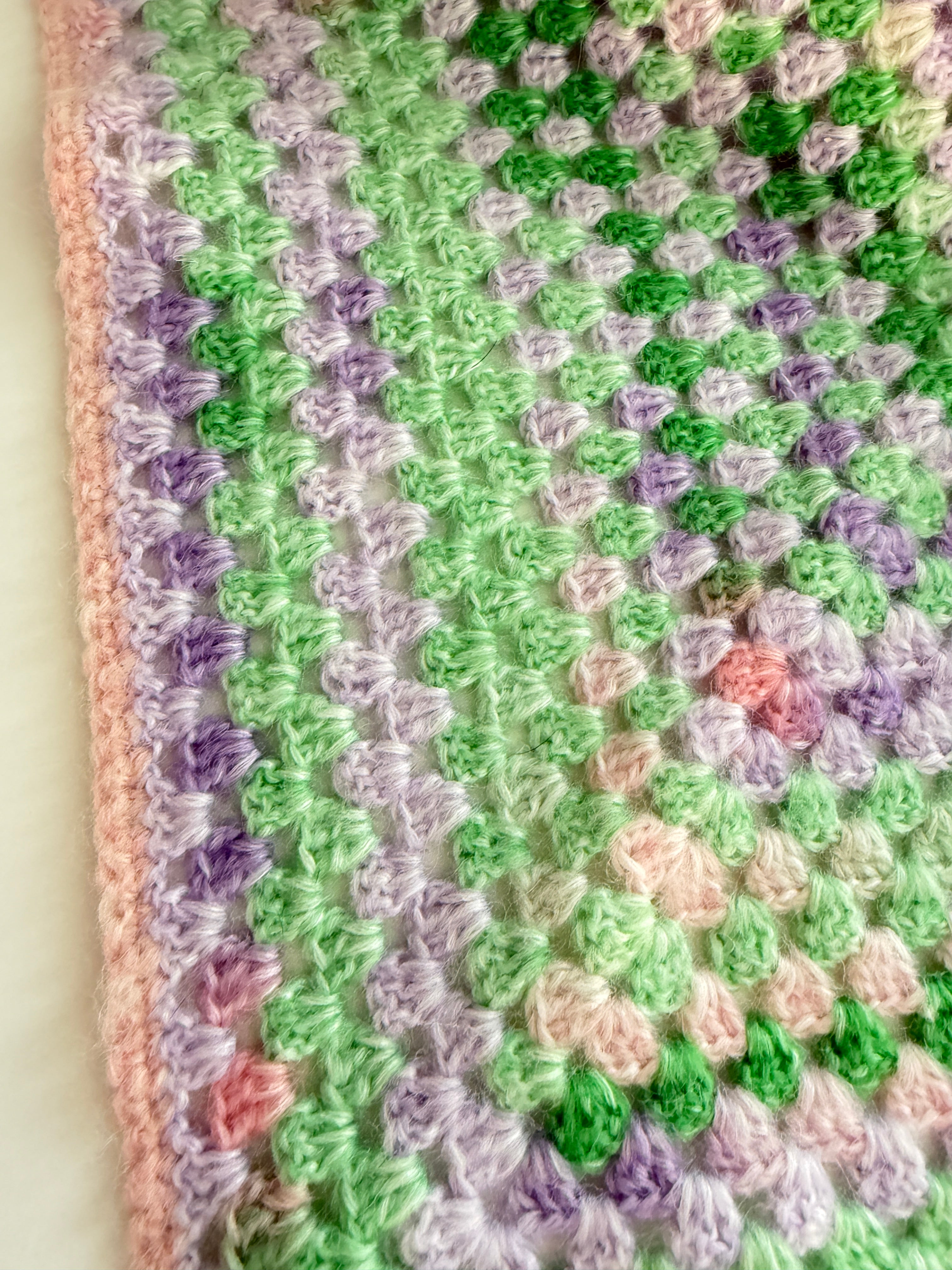 Großes handgehäkeltes Dreieckstuch „Frühlingswiese“ – Pastell Boho Schal mit Bändern