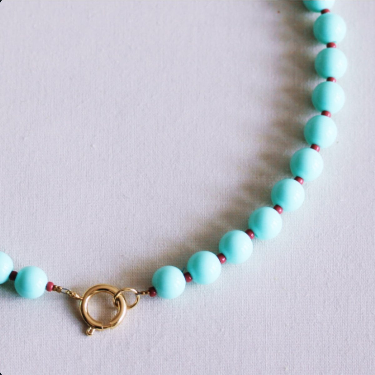 Perlenkette mit Miyuki-Perlen – Mint/Kirschrot