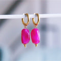 Breiter Creolen mit Nugget-Charm – Fuchsia