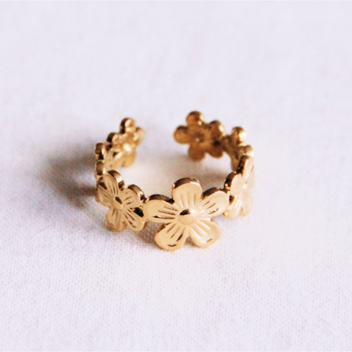 Stahlring mit Blumen