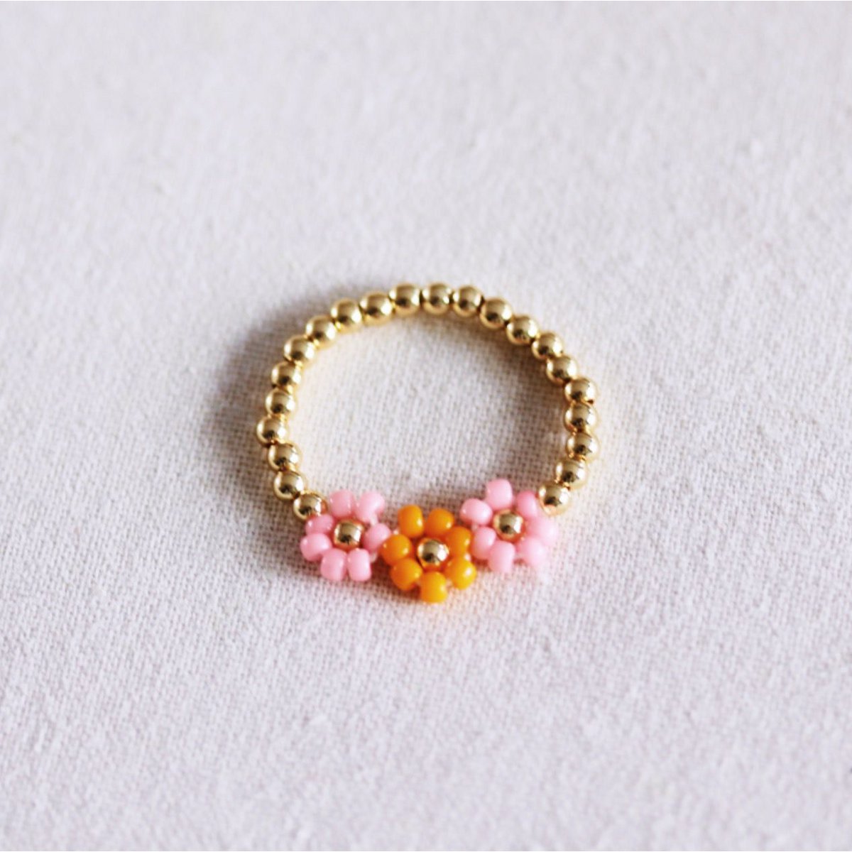 Elastischer Perlenring mit 3 Blumen – Koralle/Lachs