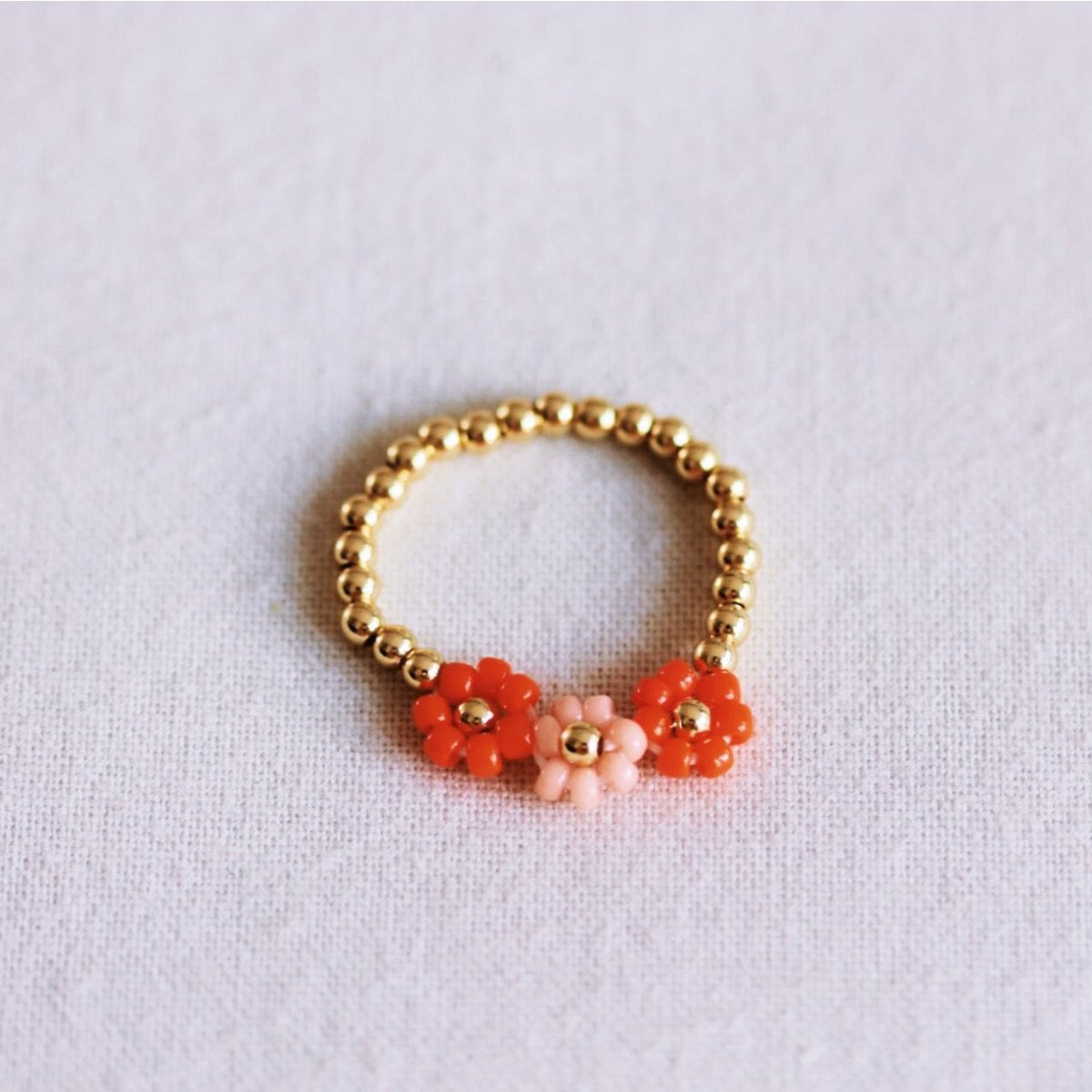Elastischer Perlenring mit 3 Blumen – Koralle/Lachs